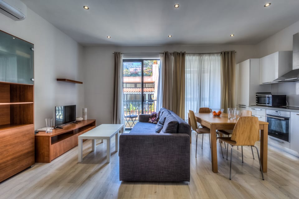 Cosy, modern, and well-equipped. Close to bus-stops and ferry to Valletta