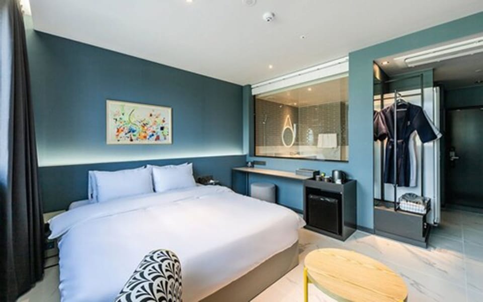 Deluxe Double Room, River View | Premium bedding, memory foam beds, in-room safe, individually decorated