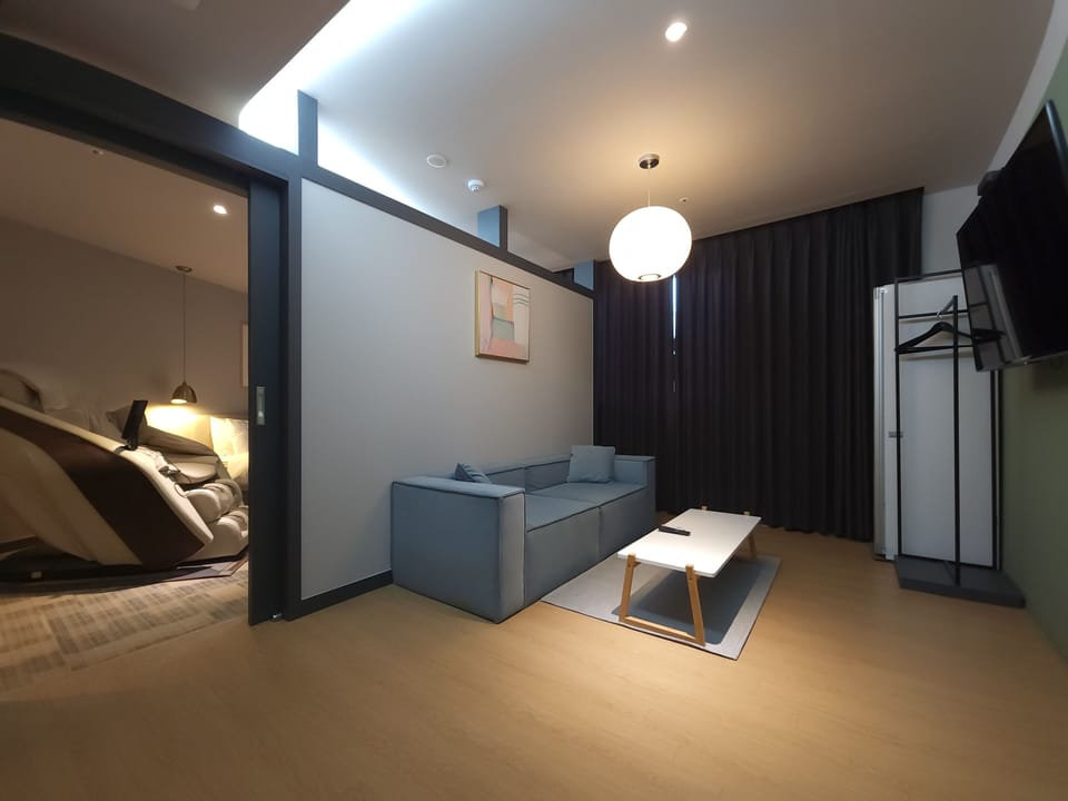 Junior Suite, River View | Premium bedding, memory foam beds, in-room safe, individually decorated
