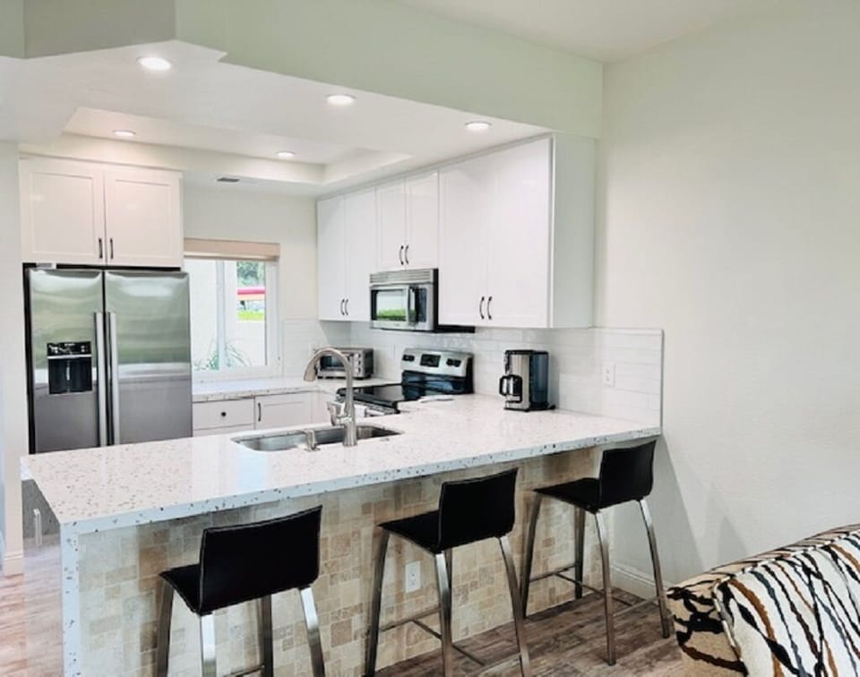 Perfect area for morning coffee, work space and an late afternoon glass of wine.