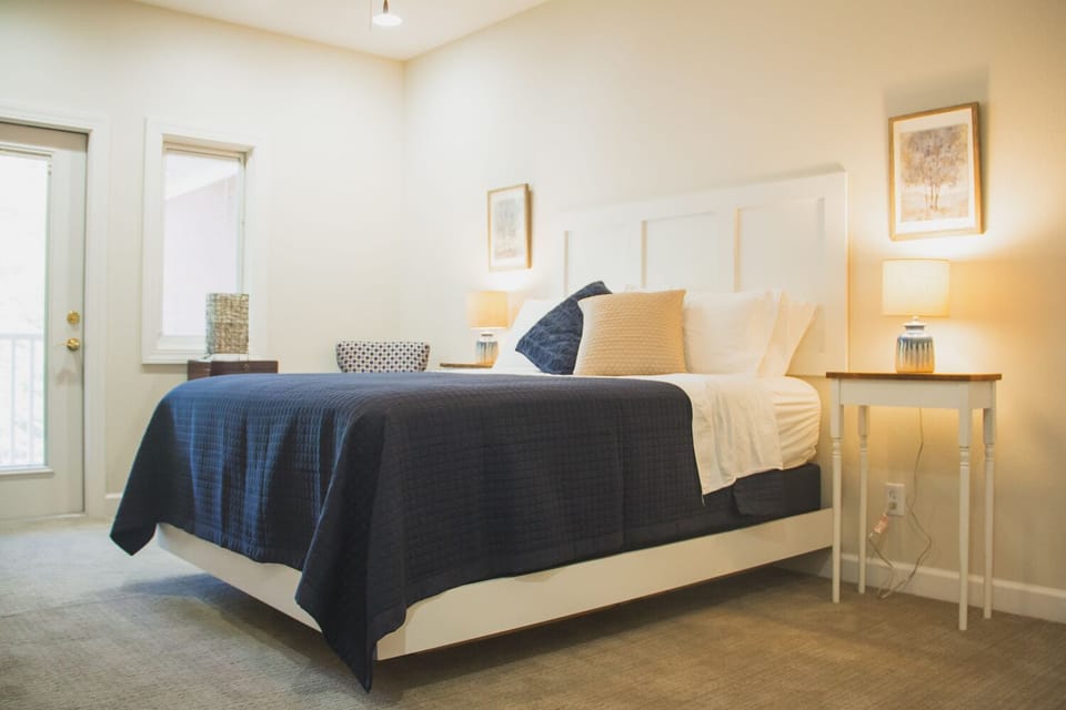 Queen Suite with Balcony Access 