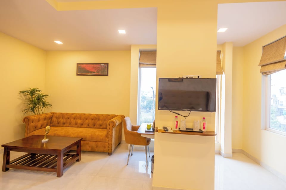 Deluxe Suite | Individually decorated, individually furnished, desk, laptop workspace