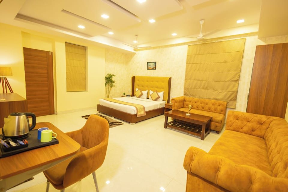 Deluxe Suite | Individually decorated, individually furnished, desk, laptop workspace