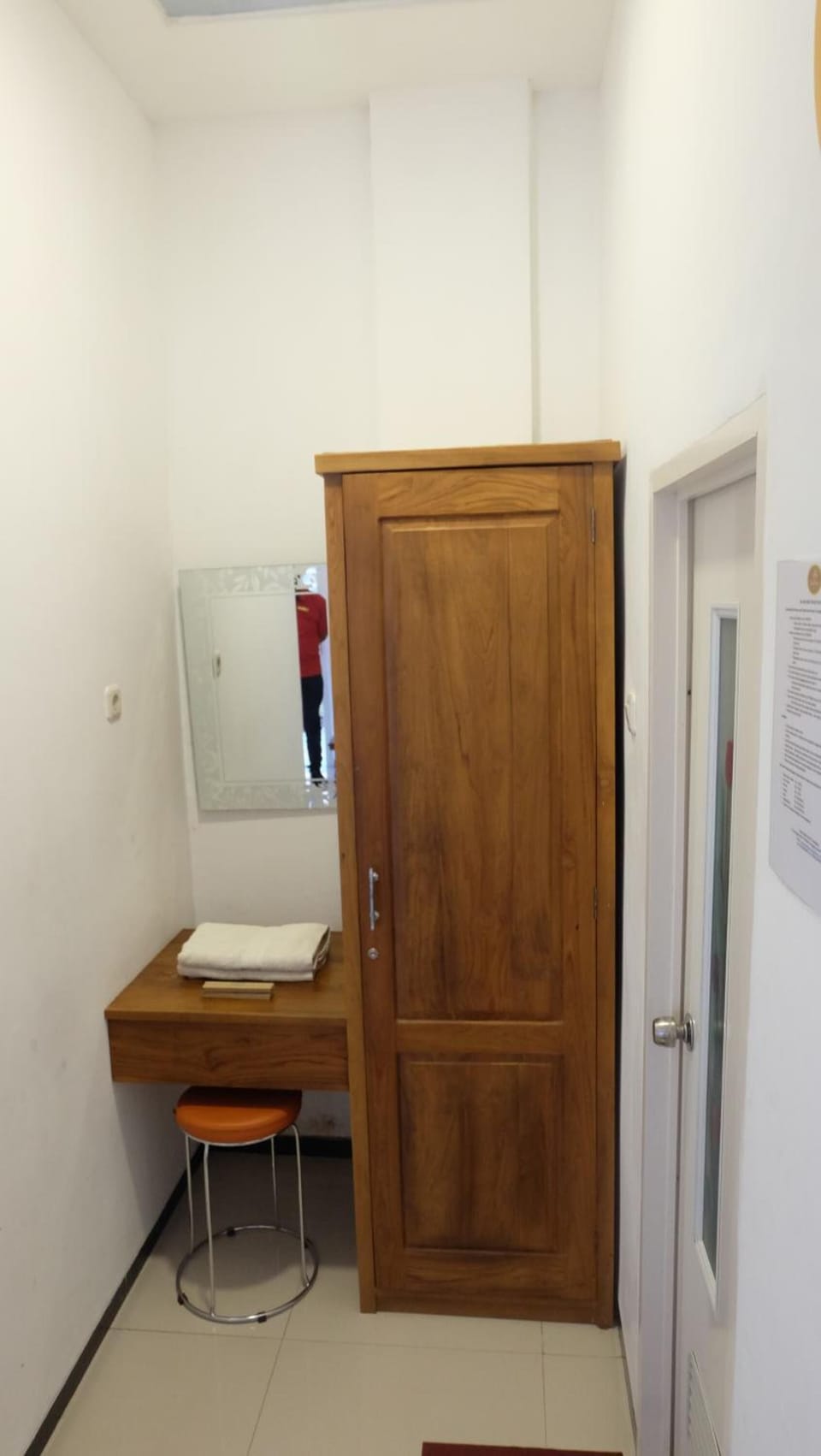 Desk, soundproofing, free WiFi, bed sheets
