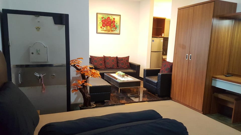 Desk, soundproofing, free WiFi, bed sheets
