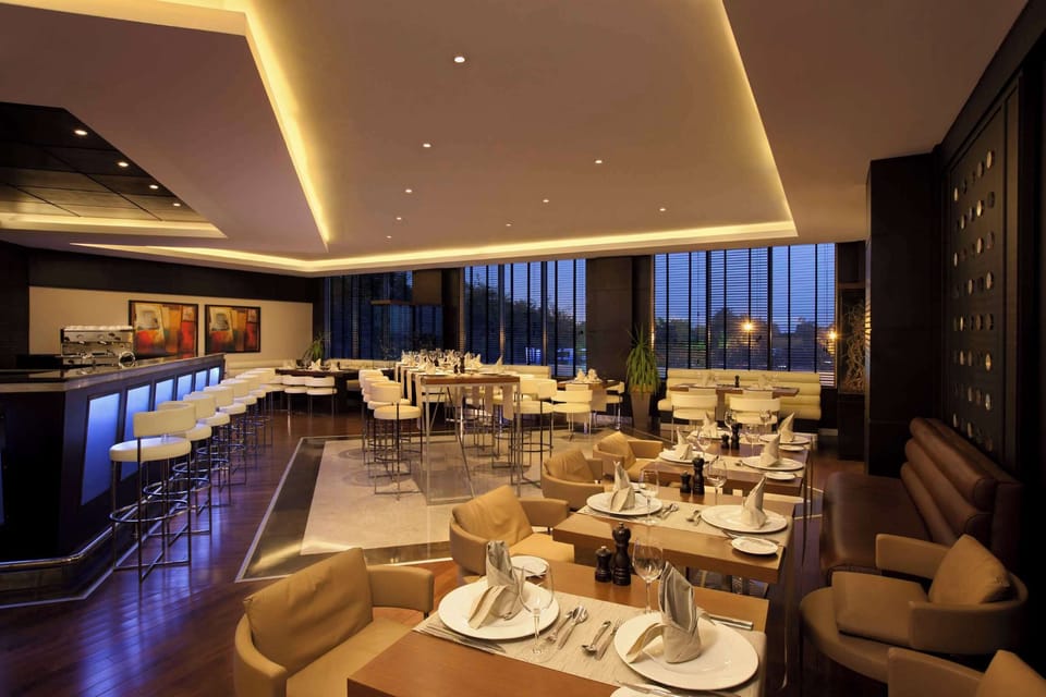 Cocktail bar, ocean views, open daily