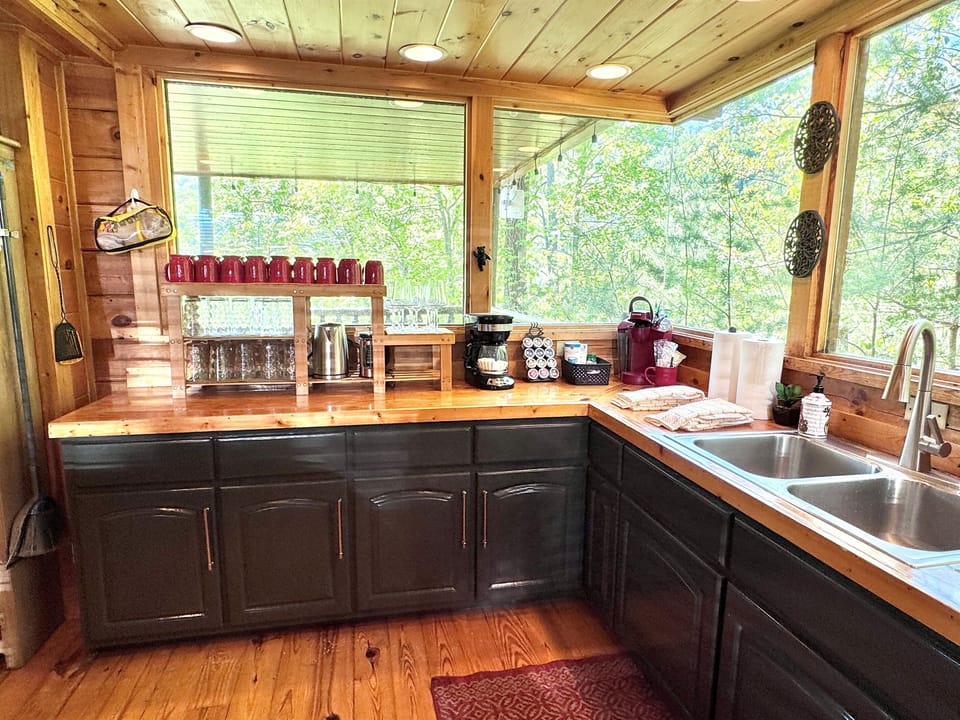 Kitchen - lots of windows!