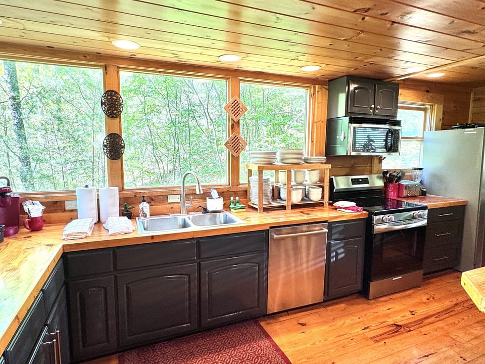 Updated kitchen, stainless appliances, very well stocked.