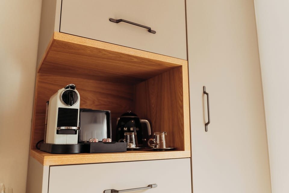 Superior Twin Room, 1 Bedroom, Courtyard View | Coffee and/or coffee maker