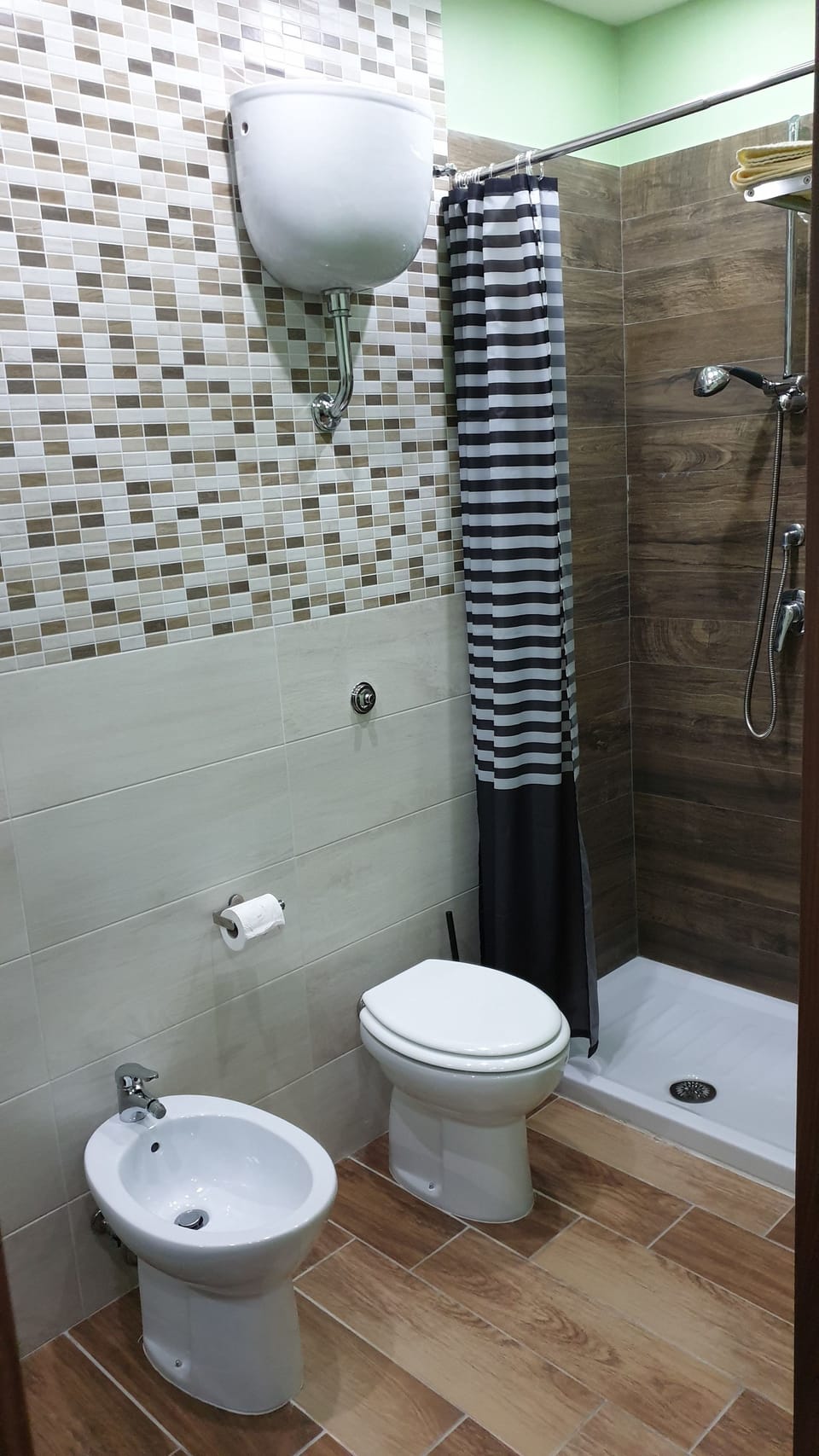 Shower, free toiletries, hair dryer, bidet