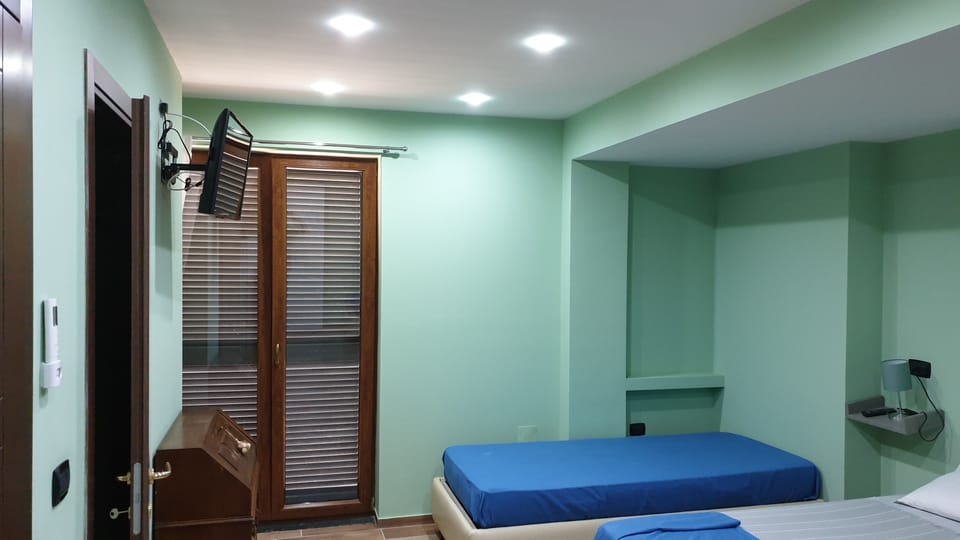 Classic Quadruple Room | Individually decorated, individually furnished, soundproofing, free WiFi