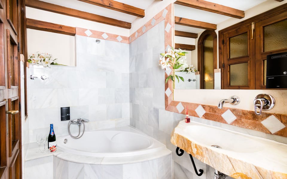 Premium Double Room | Bathroom | Free toiletries, hair dryer, slippers, towels