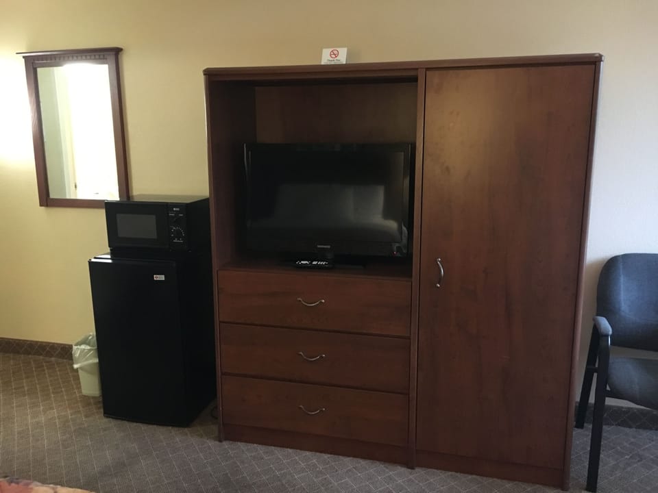 Desk, laptop workspace, iron/ironing board, free WiFi