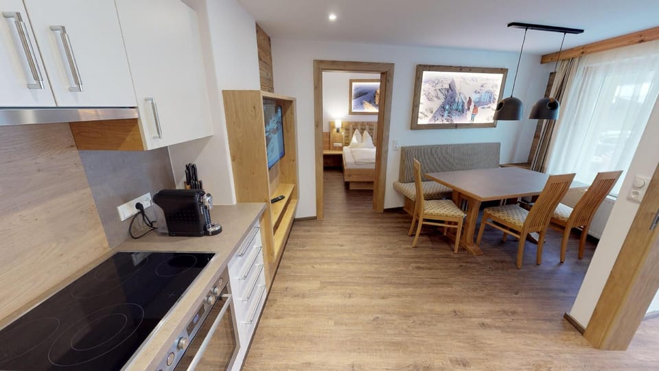 Comfort Condo, 2 Bedrooms, Accessible | In-room dining