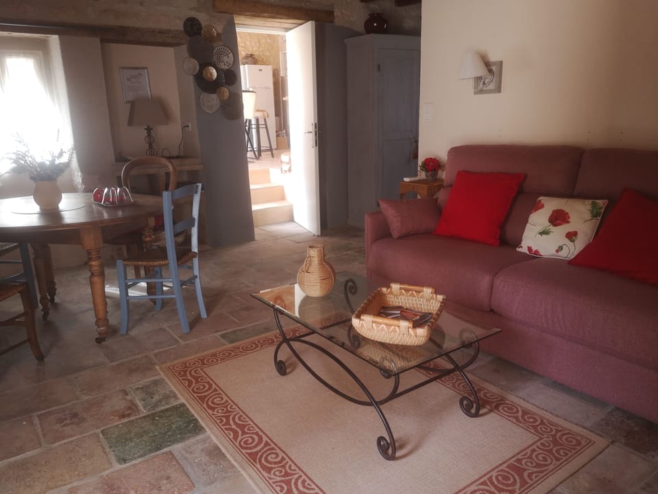 Traditional Double Room, Ground Floor (Coquelicot) | Living area