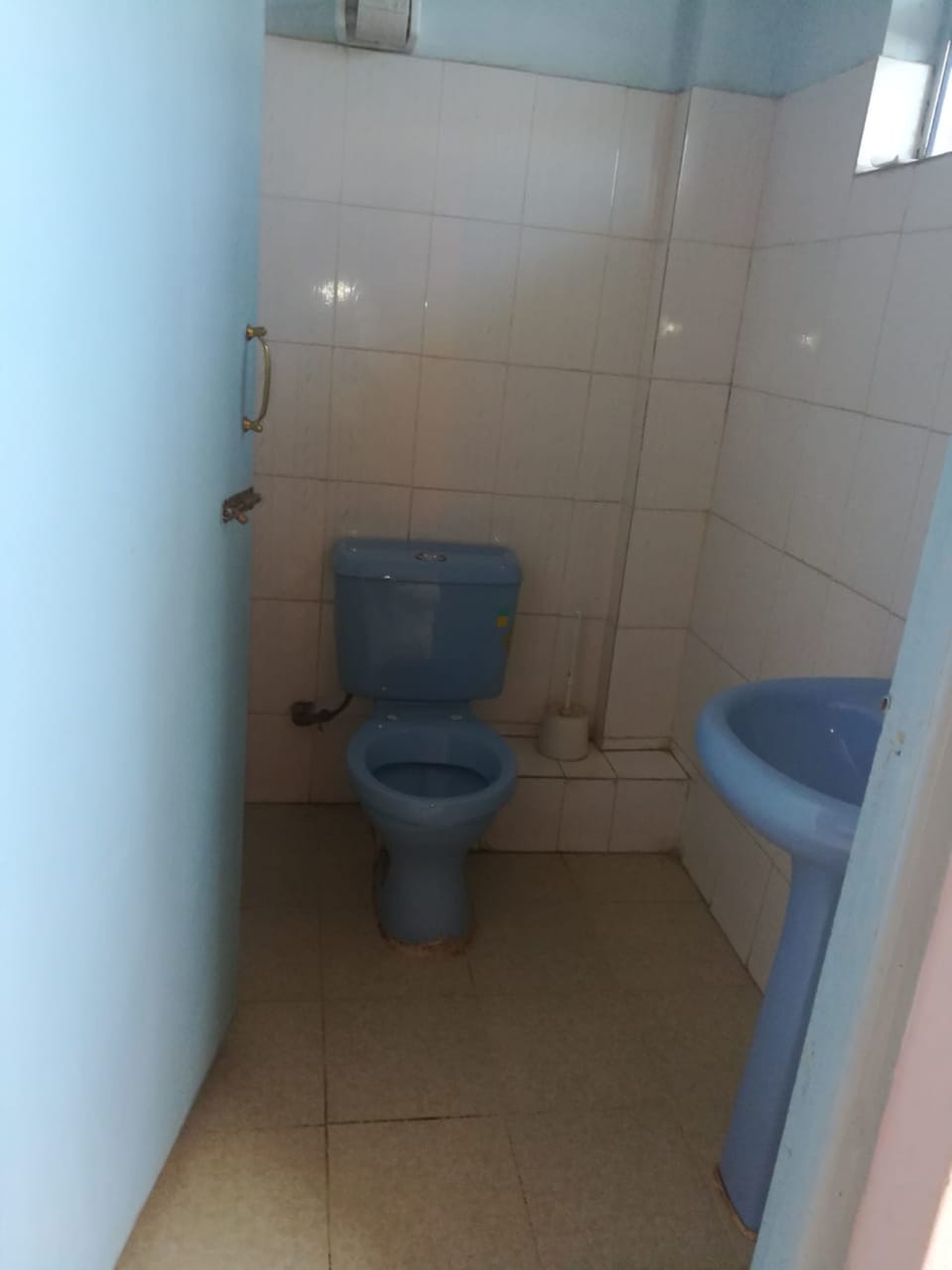 Single Room | Bathroom | Shower, free toiletries, slippers, towels