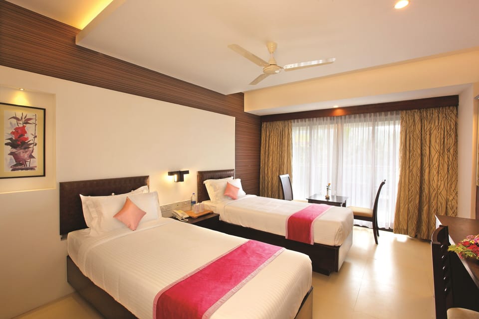 Executive Room | Minibar, in-room safe, desk, soundproofing