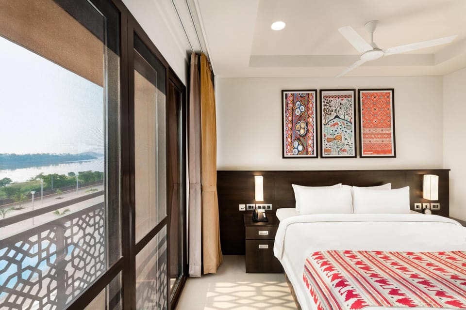 Premium Room, 1 King Bed, Non Smoking | Minibar, in-room safe, individually furnished, desk