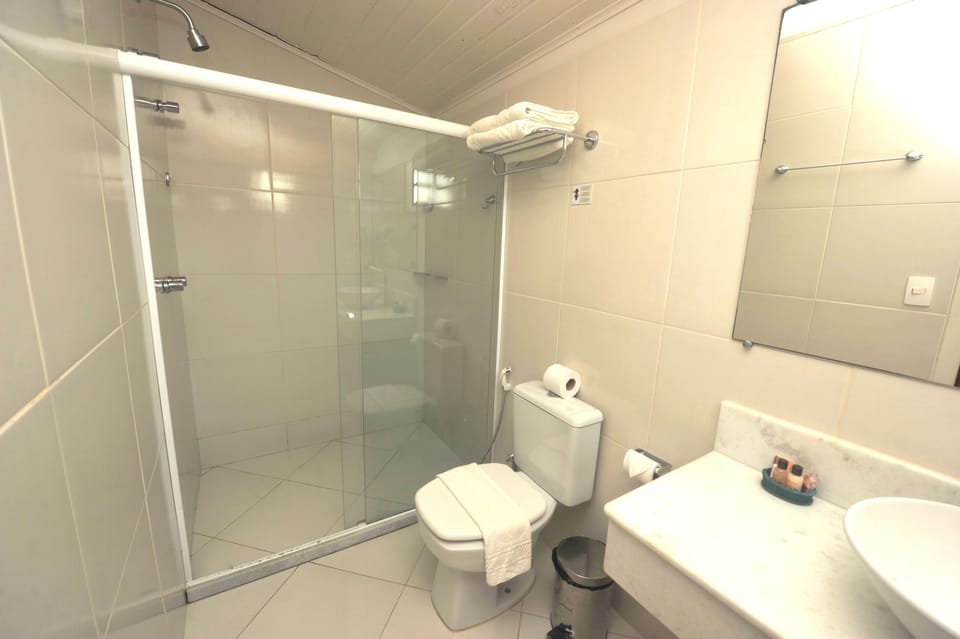 Shower, free toiletries, hair dryer, bidet