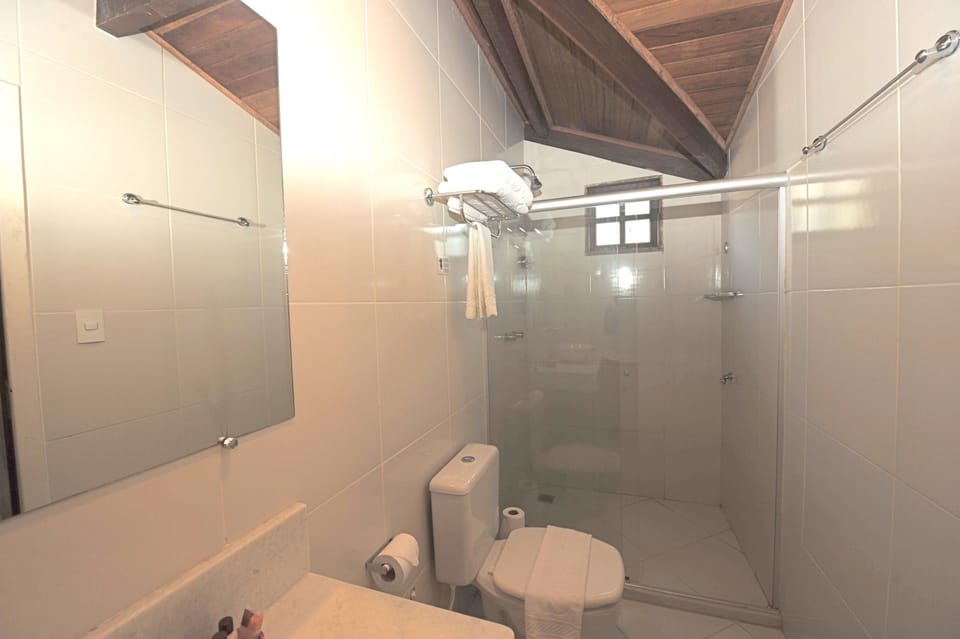 Shower, free toiletries, hair dryer, bidet