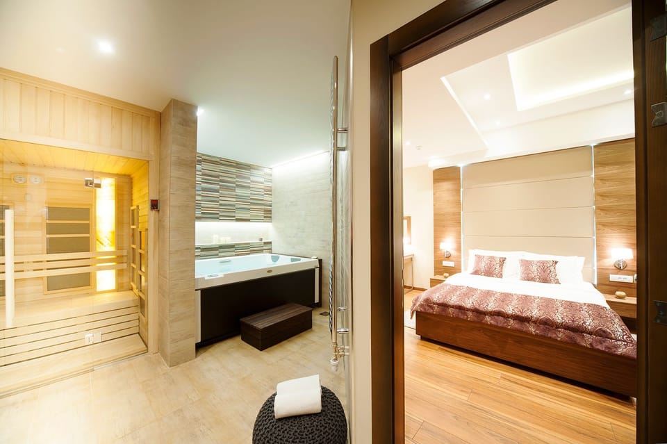 Deluxe Room | Living area | Flat-screen TV