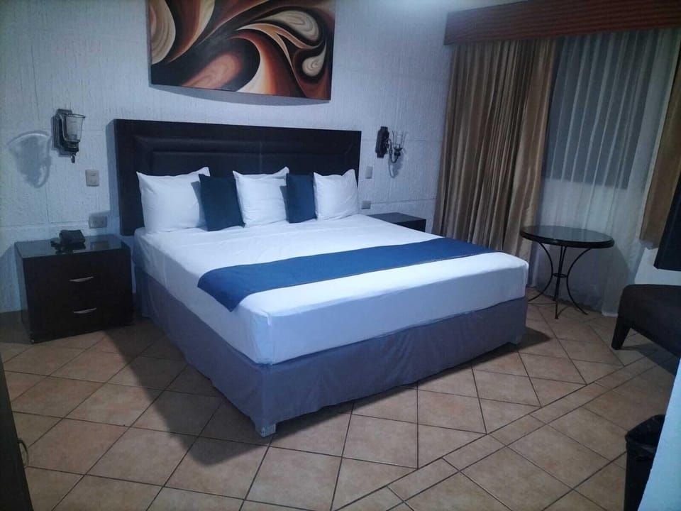 Comfort Single Room | Desk, iron/ironing board, free WiFi, bed sheets
