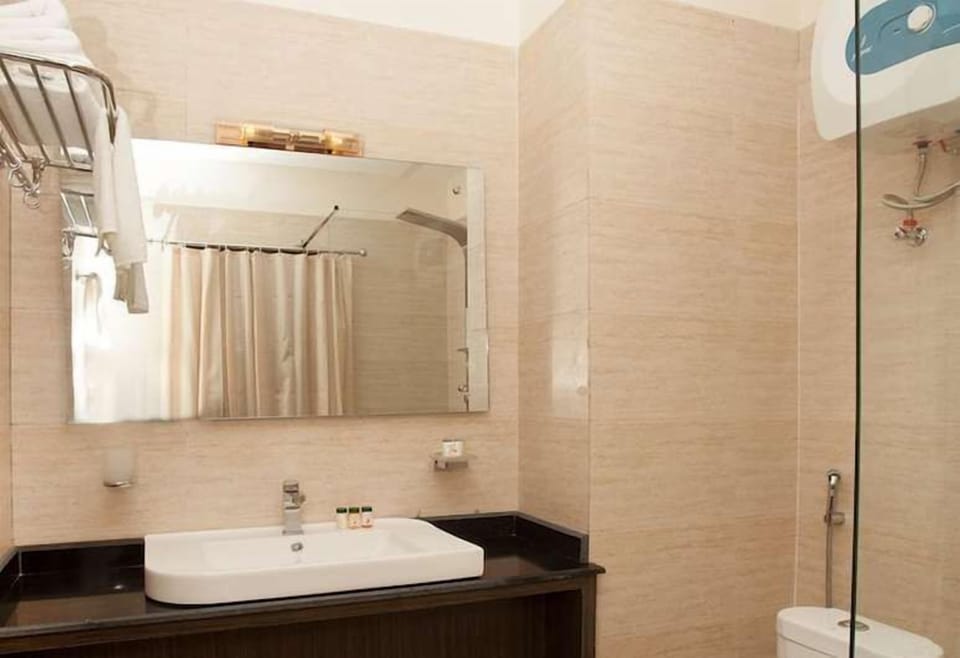 Deluxe Room | Bathroom | Shower, free toiletries, slippers, bidet