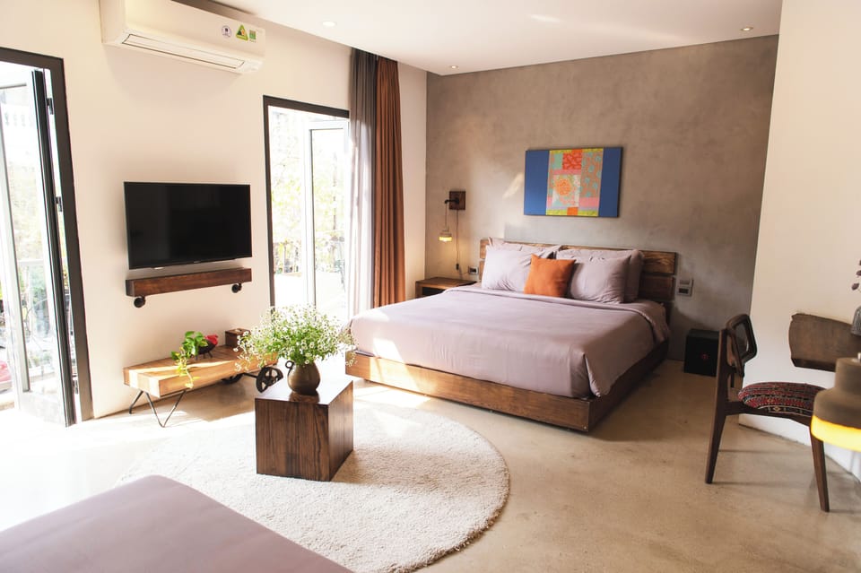 Family Room | Free minibar items, in-room safe, desk, laptop workspace