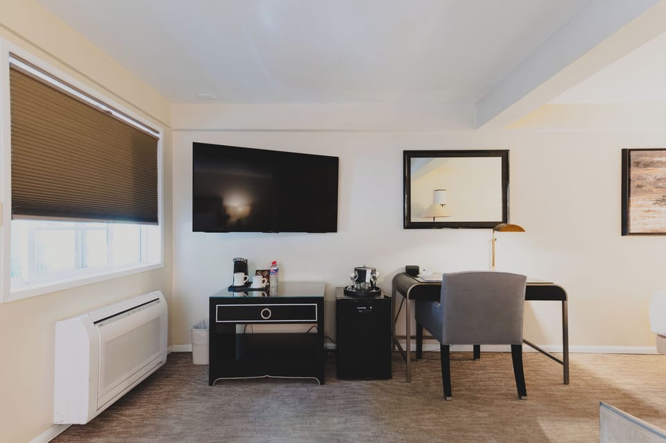 Studio, 2 Queen Beds | Pillowtop beds, desk, blackout drapes, iron/ironing board