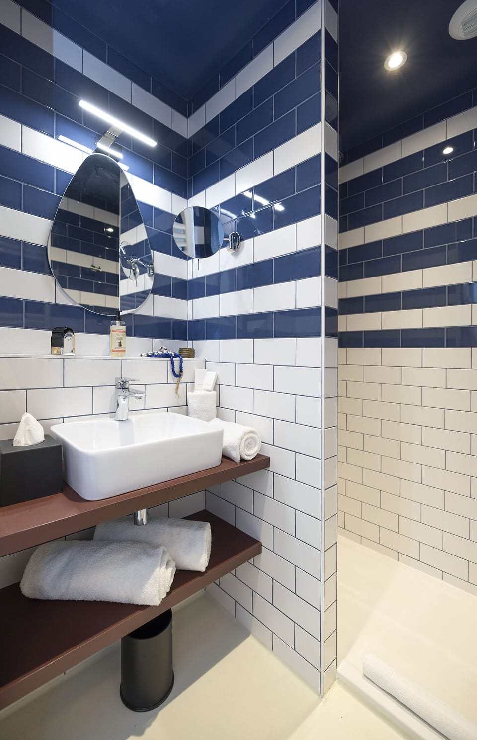 Shower, hair dryer, bathrobes, slippers