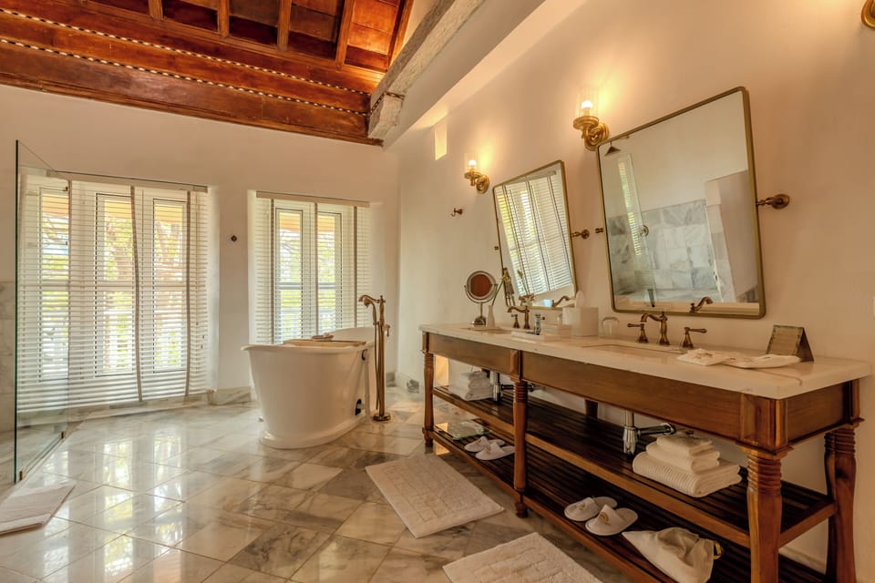 Suite (del Condé de Pestagua) | Bathroom | Shower, free toiletries, hair dryer, bathrobes