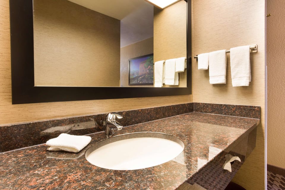 Combined shower/tub, free toiletries, hair dryer, towels
