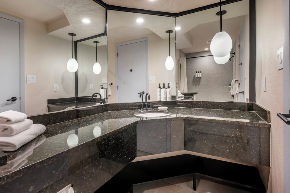 Combined shower/tub, free toiletries, hair dryer, towels