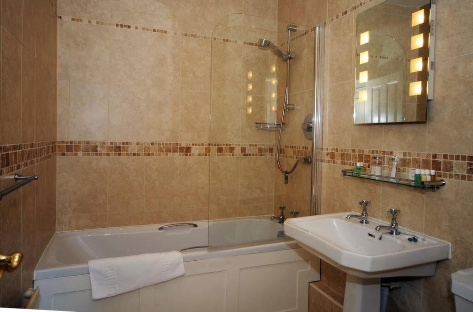 Traditional Double Room | Bathroom | Free toiletries, hair dryer, slippers, towels