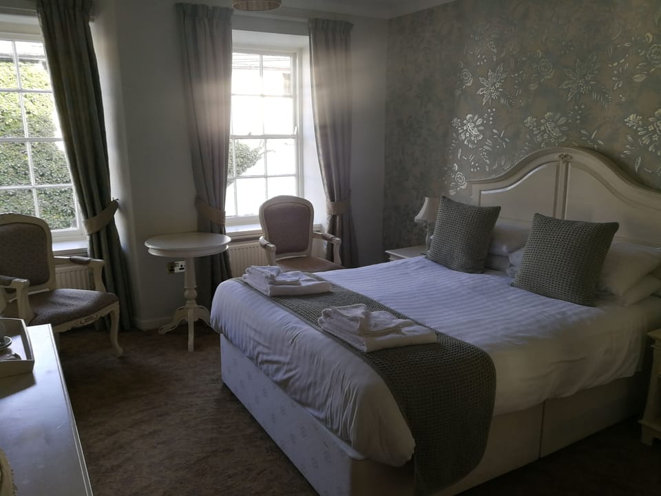 Traditional Double Room | Premium bedding, desk, laptop workspace, blackout drapes