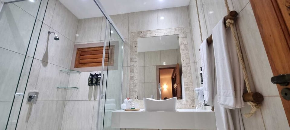 Beach Bliss Jacuzzi | Bathroom | Shower, free toiletries, hair dryer, towels