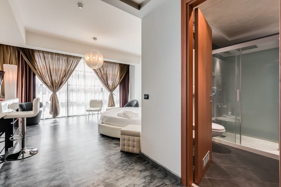 Design Suite, 1 King Bed | Minibar, in-room safe, desk, soundproofing