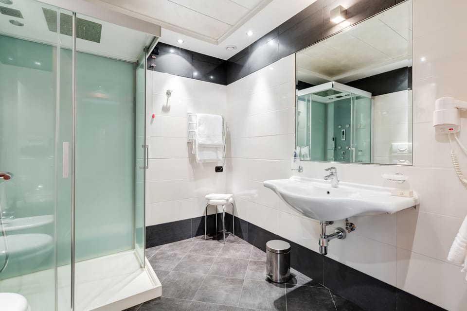 Design Suite, 1 King Bed | Bathroom | Free toiletries, hair dryer, bidet, towels