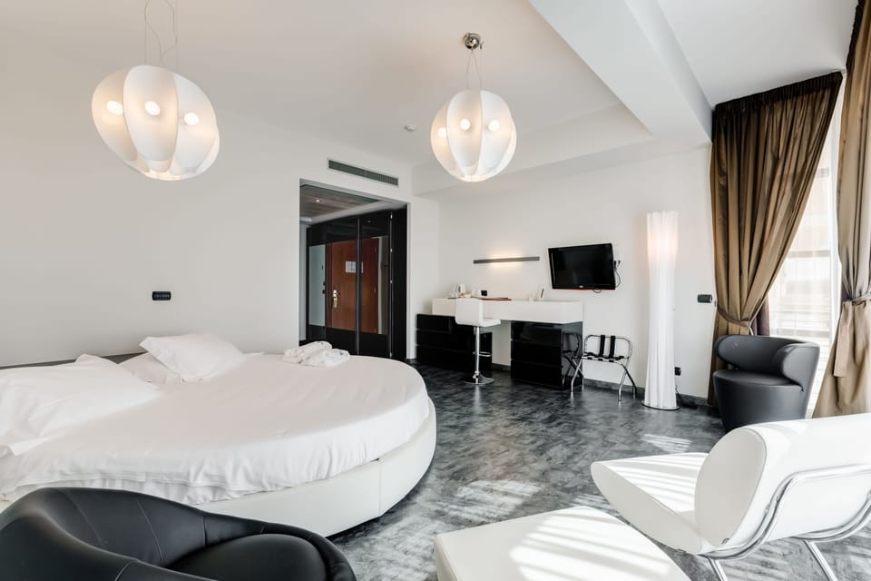 Design Suite, 1 King Bed | Minibar, in-room safe, desk, soundproofing