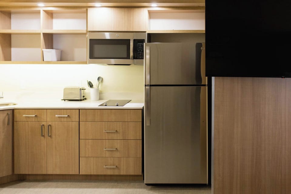 Fridge, microwave, stovetop, dishwasher