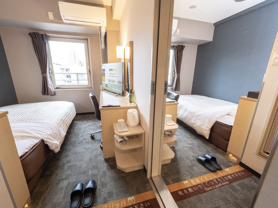 Connecting Room - Non-Smoking | Desk, blackout drapes, soundproofing, iron/ironing board