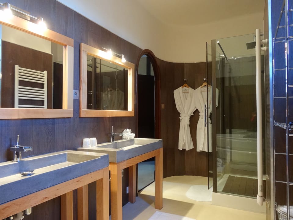 Junior Suite | Bathroom | Hair dryer, slippers, towels