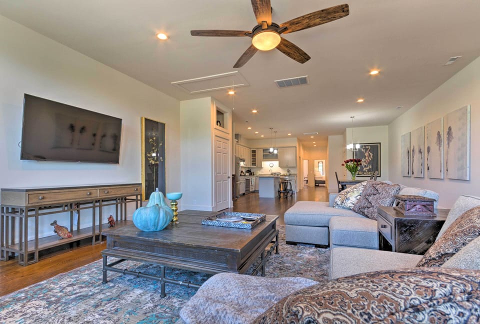 Living Room | Central A/C | Smart TV | Free WiFi