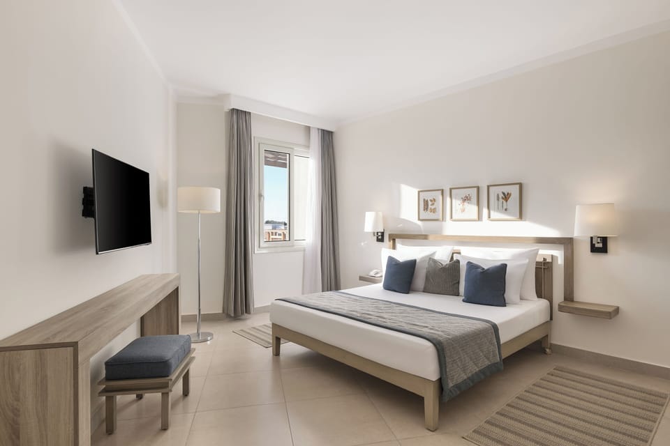 Suite, 1 Queen Bed, Pool View (Fitness) | Premium bedding, in-room safe, blackout drapes, cribs (free)