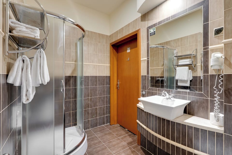 Junior Suite, 1 King Bed | Bathroom | Free toiletries, hair dryer, towels