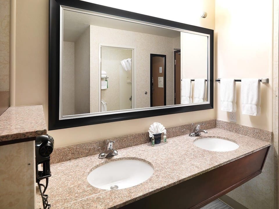 Combined shower/tub, eco-friendly toiletries, hair dryer, towels