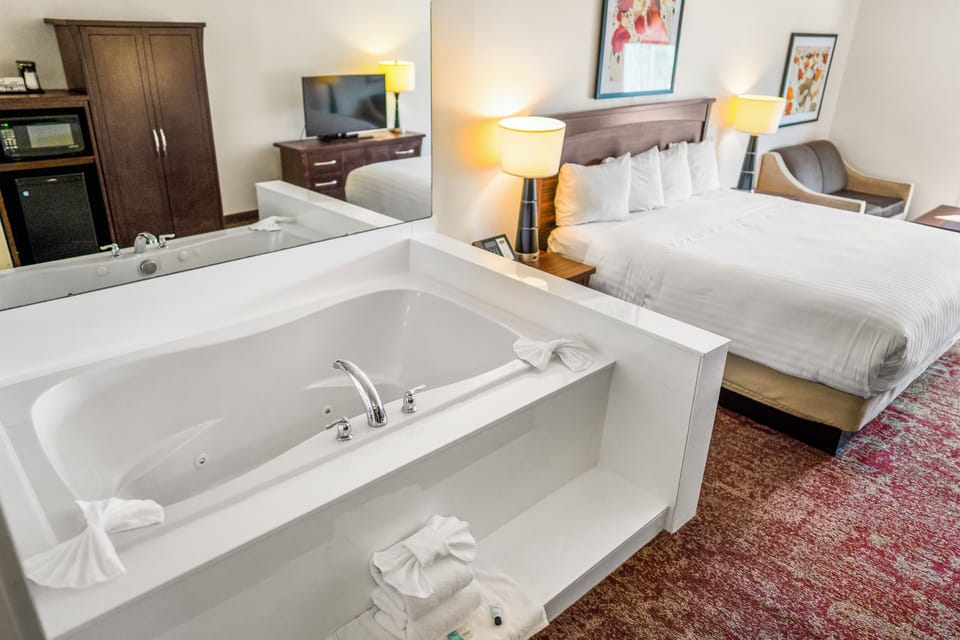 Standard King, Jetted Tub, Non Smoking | Premium bedding, in-room safe, desk, laptop workspace