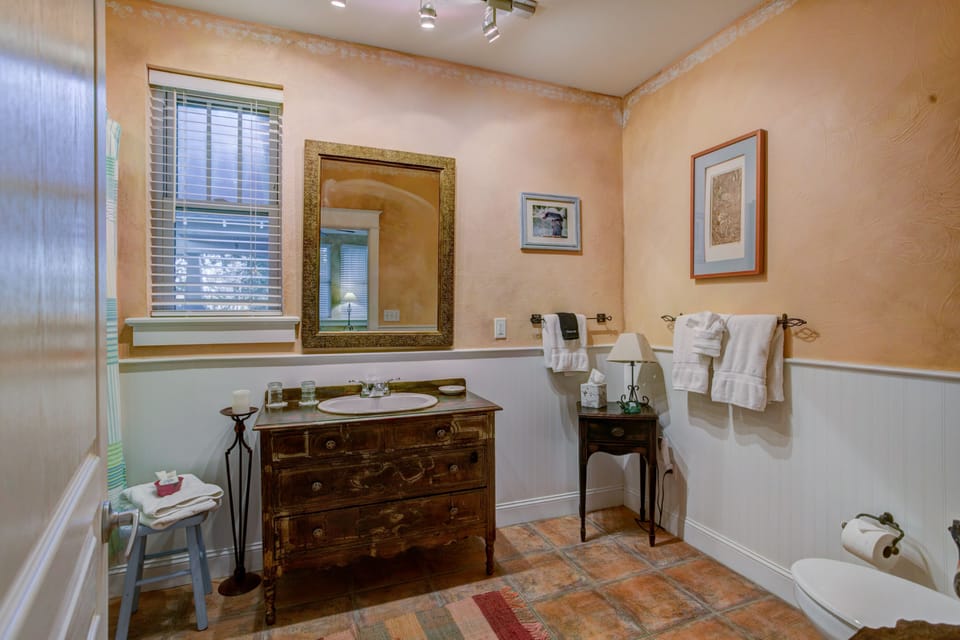 Deluxe Room, 1 Queen Bed, Jetted Tub (No pets allowed) | Bathroom | Combined shower/tub, jetted tub, free toiletries, hair dryer