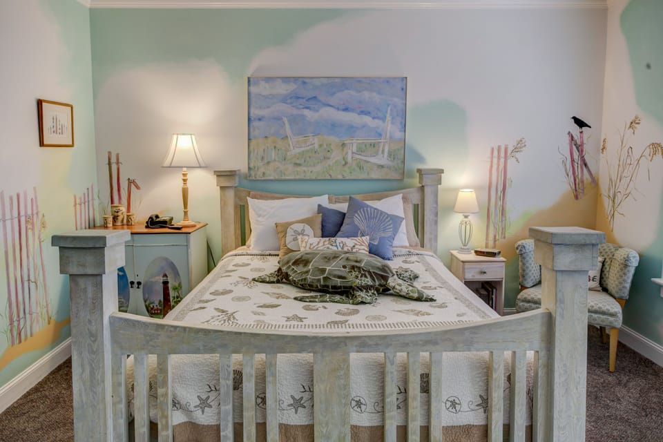 Premium bedding, laptop workspace, iron/ironing board, WiFi (free)