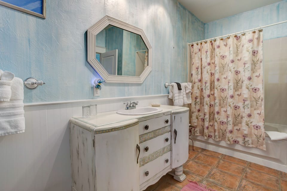 Deluxe Room, 1 King Bed, Jetted Tub (No pets allowed) | Bathroom | Combined shower/tub, jetted tub, free toiletries, hair dryer